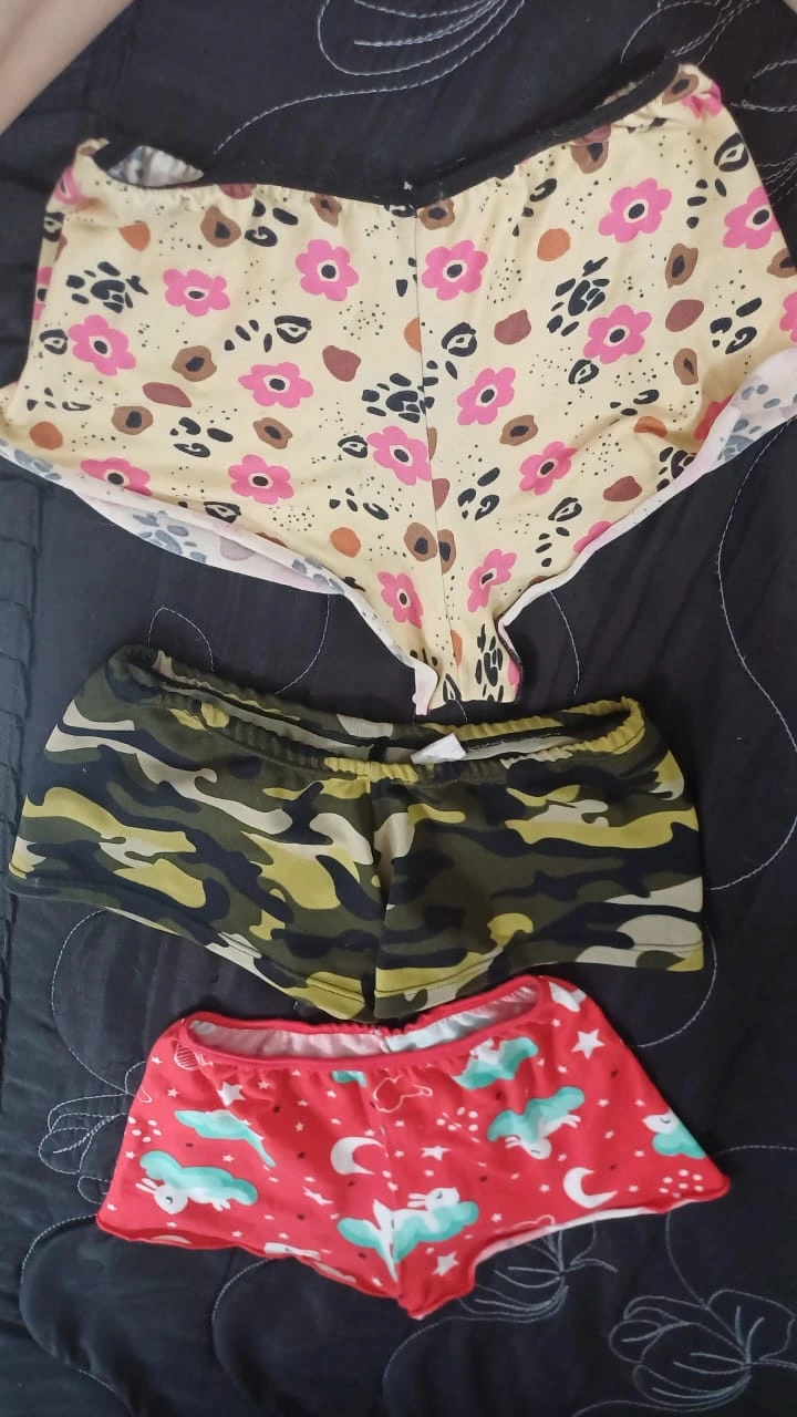 Calcinha flores amarela usada